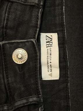 ZARA High-Waisted Skinny Jeans in Black Wash Size 4